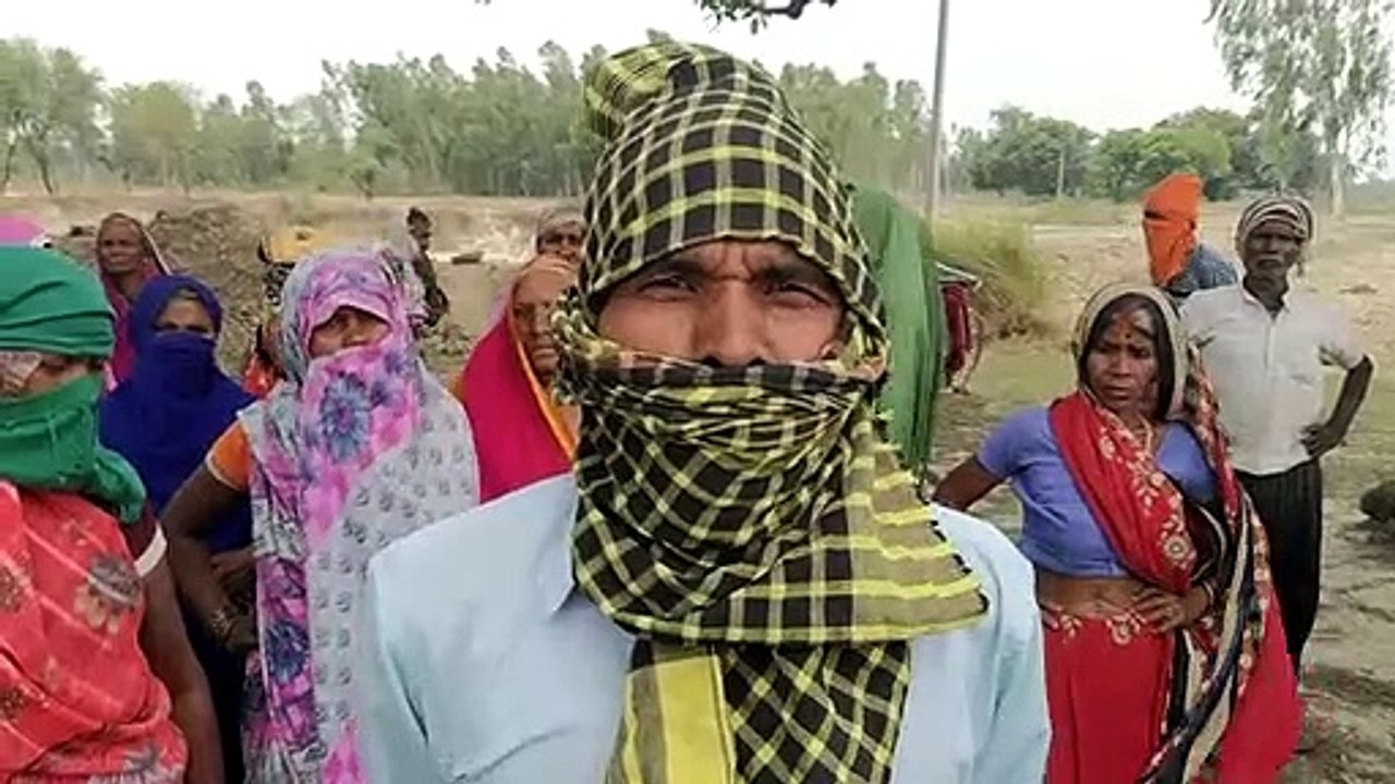 मनरेगा मजदूरों से करवाई जा रही तालाब की खुदाई, नहीं हो रहा भुगतान