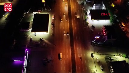 Polis, bankta oturup kahve içen vatandaşları görünce şaşkınlığa uğradı