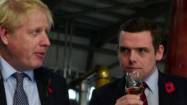 영국 총리 오른팔 '봉쇄령 위반' 논란에 정부 차관 '항의 사퇴' / YTN