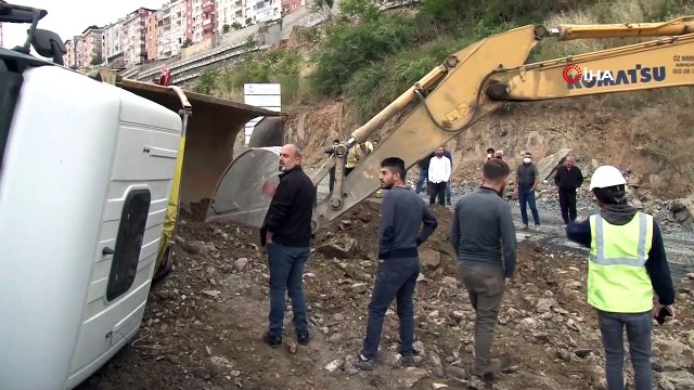 Freni patlayan kamyon önce yakıt yüklü tankerle çarpıştı, sonra devrildi