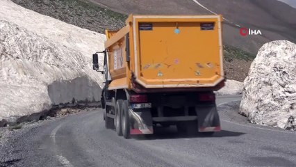 Bahçesaray yolunda mayıs ayında 4 metreyi bulan kar