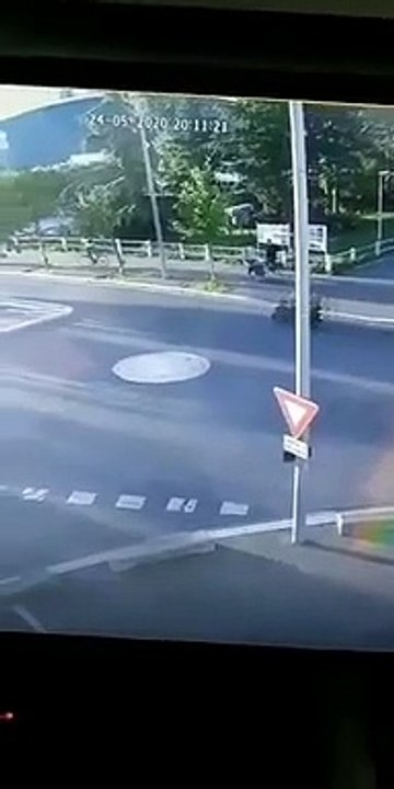 Ces personnes ivres chutent juste devant le commissariat