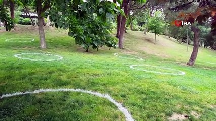 Çocuklar üçüncü kez dışarı çıktı...Maçka Parkı'nda çemberli sosyal mesafe kuralı böyle görüntülendi