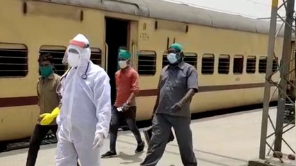 मुंबई से वाराणसी लौट रहे दो श्रमिकों की ट्रेन में मौत, लोग बोले- हमें लगा सो रहे हैं