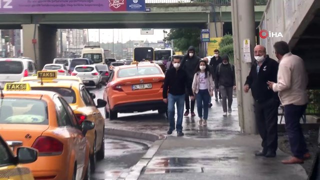 Yağmura hazırlıksız yakalanan vatandaşlar üst geçit altlarına sığındı