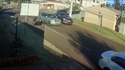 Câmera mostra grave colisão entre veículos no Bairro Coqueiral