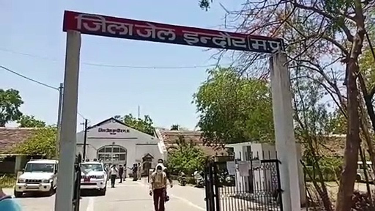 सांसद पहुंचे जिला जेल, कैदियों का तापमान मापने के लिए दिए थर्मोमीटर, PPE किट