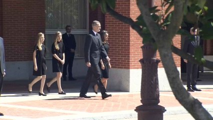 Los reyes y sus hijas, de riguroso luto, guardan el minuto de silencio