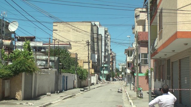 Ora News - U dëmtua nga tërmeti, shembet me C4 pallati 6 katësh në Durrës