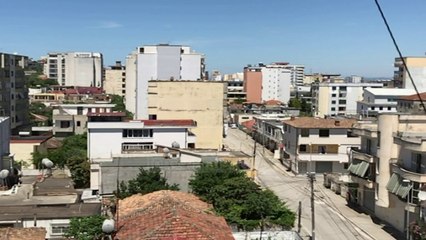 Eksplozivi shkatërron pallatin në Durrës