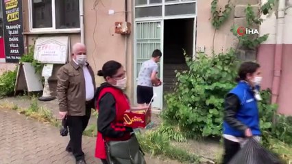 Bayramda davul ve manilerle kapı kapı gezerek çocukları sevindirdiler