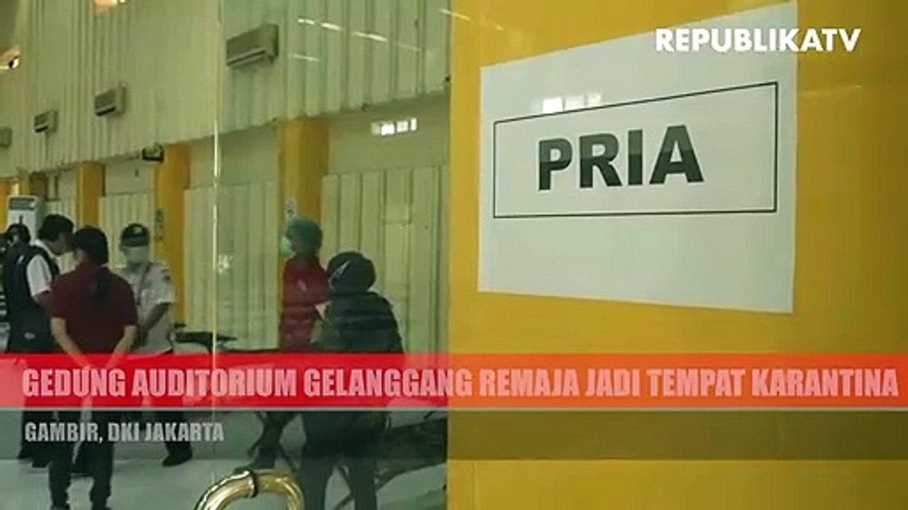 Petugas mengecek tenda untuk tempat karantina (ilustrasi).