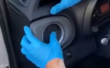 Milano - Nasconde cocaina in calzino nel bocchettone dell’auto (27.05.20)