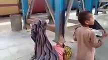 भूखी मां ने स्टेशन पर तोड़ा दम, बच्चा आंचल से खेलता रहा, बिहार से सामने आया रुला देने वाला वीडियो