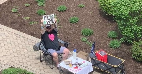 Confinement : un homme organise des rendez-vous galants à son épouse enceinte devant sa fenêtre d'hôpital