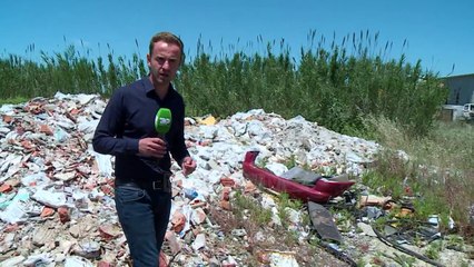 Inertet nëpër rrugë/ Por edhe pjesët e makinave dhe gomat mbushin akset në vend