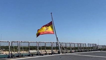 Bandera a media asta en el buque Galicia de la Armada