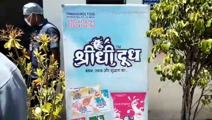 मक्सी आयुर्वेदिक केंद्र द्वारा ओधोगिक क्षेत्र में कोरोना नाशक चूर्ण वितरित