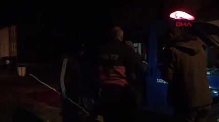 Çatıda mahsur kalan köpeği itfaiye kurtardı