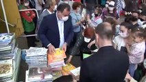 Başkent’te sokağa çıkan 14 yaş altı çocuklar için parkta kitap dağıtıldı