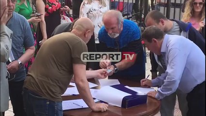 Report TV -Qytetarë e artistë në Shkodër firmosin peticionin, të grumbulluar pa maska e distancë