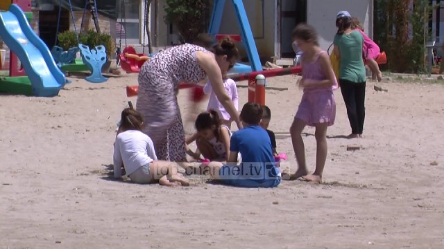 Shëtitje buzë detit/ Edhe pse zonë e kuqe, në Durrës dyndje në bregdet