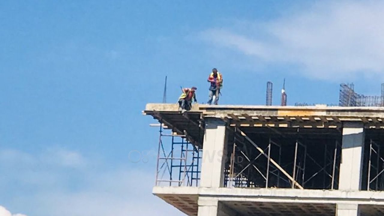 Ora News - Ndërtimet pa asnjë masë sigurie, punonjësit rrezikojnë të bien nga kati i 9-të