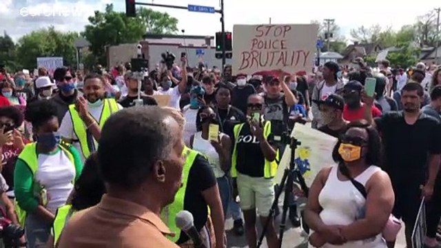أعمال عنف في مينيابوليس بالولايات المتحدة بعد وفاة رجل أسود اختناقا على يد شرطي أبيض