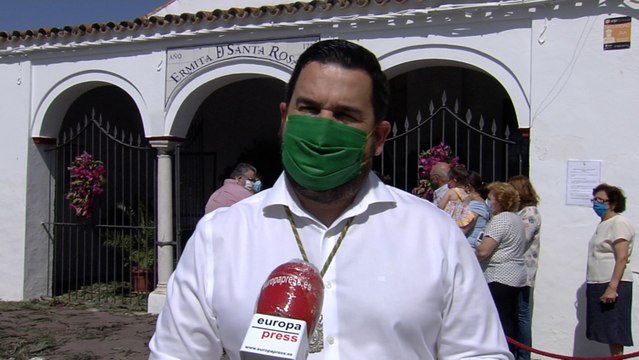 Ante la cancelación de la peregrinación del Rocío Gines (Sevilla) se vuelca para ver su simpecado