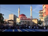 Falja e namazit në Elbasan, shtrohen tapete jashtë xhamisë për të ruajtur distancimin social