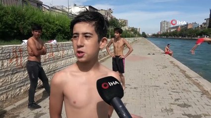 Sokağa Çıkma İzni Verilen Çocuklar Sulama Kanalında Serinliyorlar