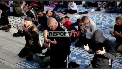 Report TV - Falet Fiter Bajrami në Korçë/ Besimtarët mbushin plot xhaminë