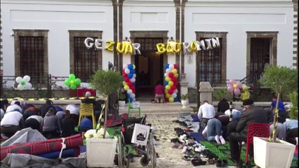 Berat/ Besimtarët ndahen në 2 grupe për të ruajtur distancën