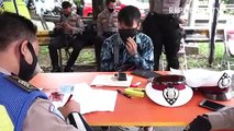 Petugas memeriksa Surat Izin Keluar Masuk (SIKM) Jakarta terhadap pengendara kendaraan bermotor yang melintas menuju Jakarta di perbatasan wilayah, Depok, Jawa Barat.