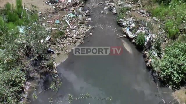 Report TV -Përroi i Qesarakës në Linzë pushtohet nga mbetjet, koshat janë vetëm 100 metër larg