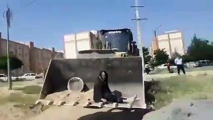 هكذا دافعت امرأة إيرانية عن بيتها في وجه الشرطة الإيرانية