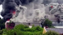Avcılar’da bulunan plastik madde üretimi yapan  bir fabrikada yangın çıktı. Olay yerine itfaiye ekipleri sevk edildi.
