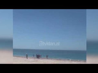 Policit i bie te fiket ne plazh | Lajme - News