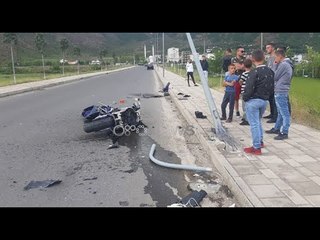 Ora News - Aksident i rëndë në Bulqizë, motori përplaset me shtyllën elektrike