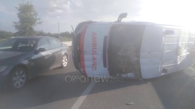 Aksidenti i rëndë në Fier-Lushnje, ambulanca del nga rruga, vdes pacienti, plagoset shoferi