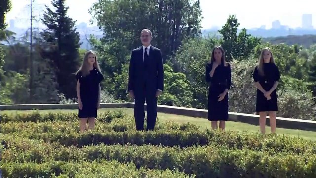 Los Reyes y sus hijas, de riguroso luto, rinden homenaje a las víctimas del coronavirus