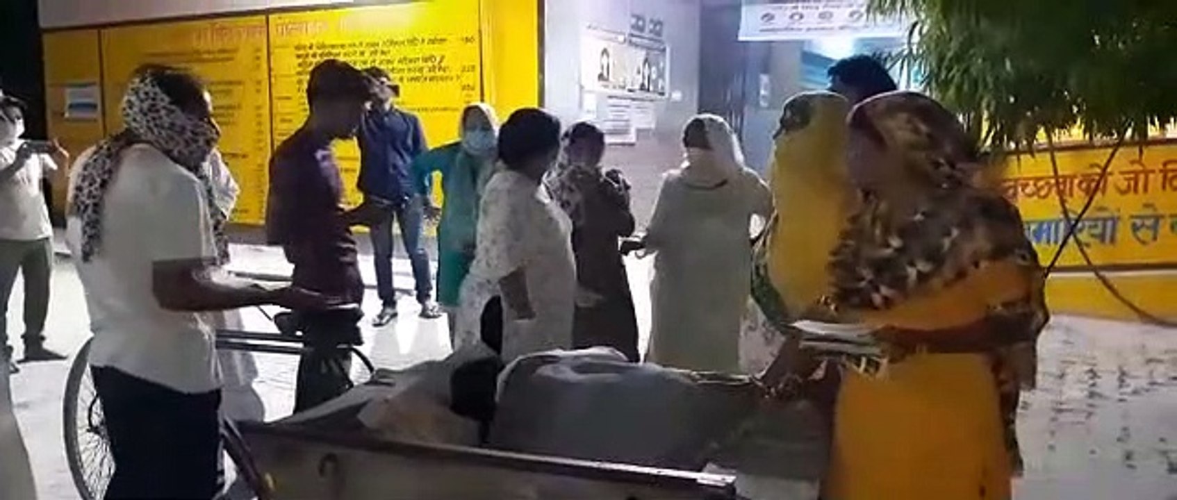 शामली रेहड़े में तड़पती रही गर्भवती महिला, नवजात...