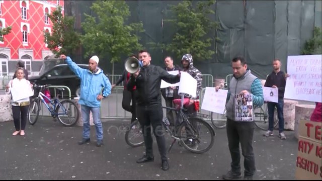 Shoqëria civile protestë për shembjen e Teatrit: Erjon Mjafti, liro Bashkinë!
