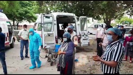 कोरोना संक्रमित मरीजों की पुष्पवर्षा व तालियां बजाकर अस्पताल से विदाई