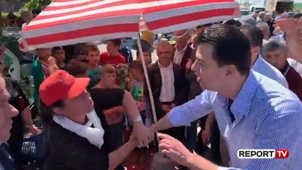 Report TV - Basha në Rrogoshinë, fermerja i shtrëngon dorën dhe nuk e lëshon