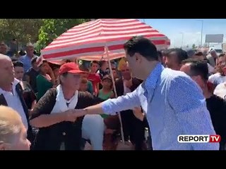 Report TV - Basha në Rrogoshinë, fermerja i shtrëngon dorën dhe nuk e lëshon