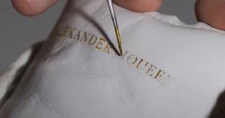 Cet homme a donné une seconde vie à des baskets Alexander McQueen usées