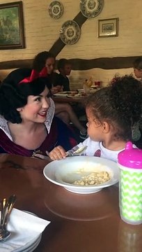 QUAND ON VIENT TE DÉRANGER ALORS QUE TU MANGES AU CALME LOL