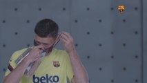 Las nuevas mascarillas culés, parte obligatoria de la indumentaria de los jugadores del Barça en Sant Joan Despí