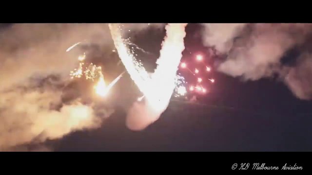 Cet avion fait un show en envoyant des lasers, des feux d’artifices et des trainées lumineuses